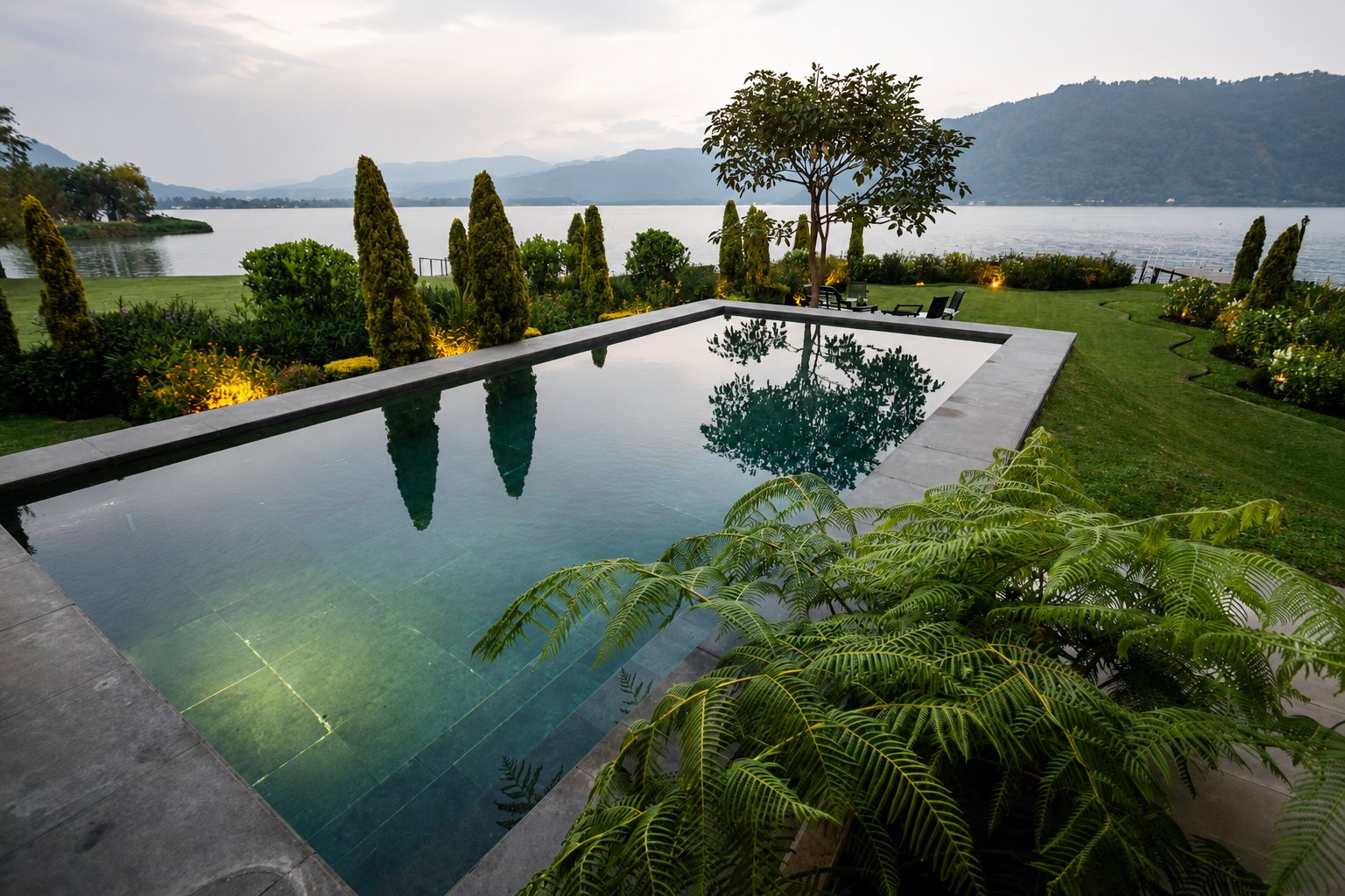Piscina con vista al lago de Amatitlán