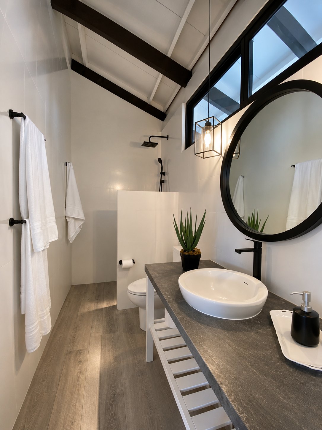 Baño con griferías negras y cubierta en A