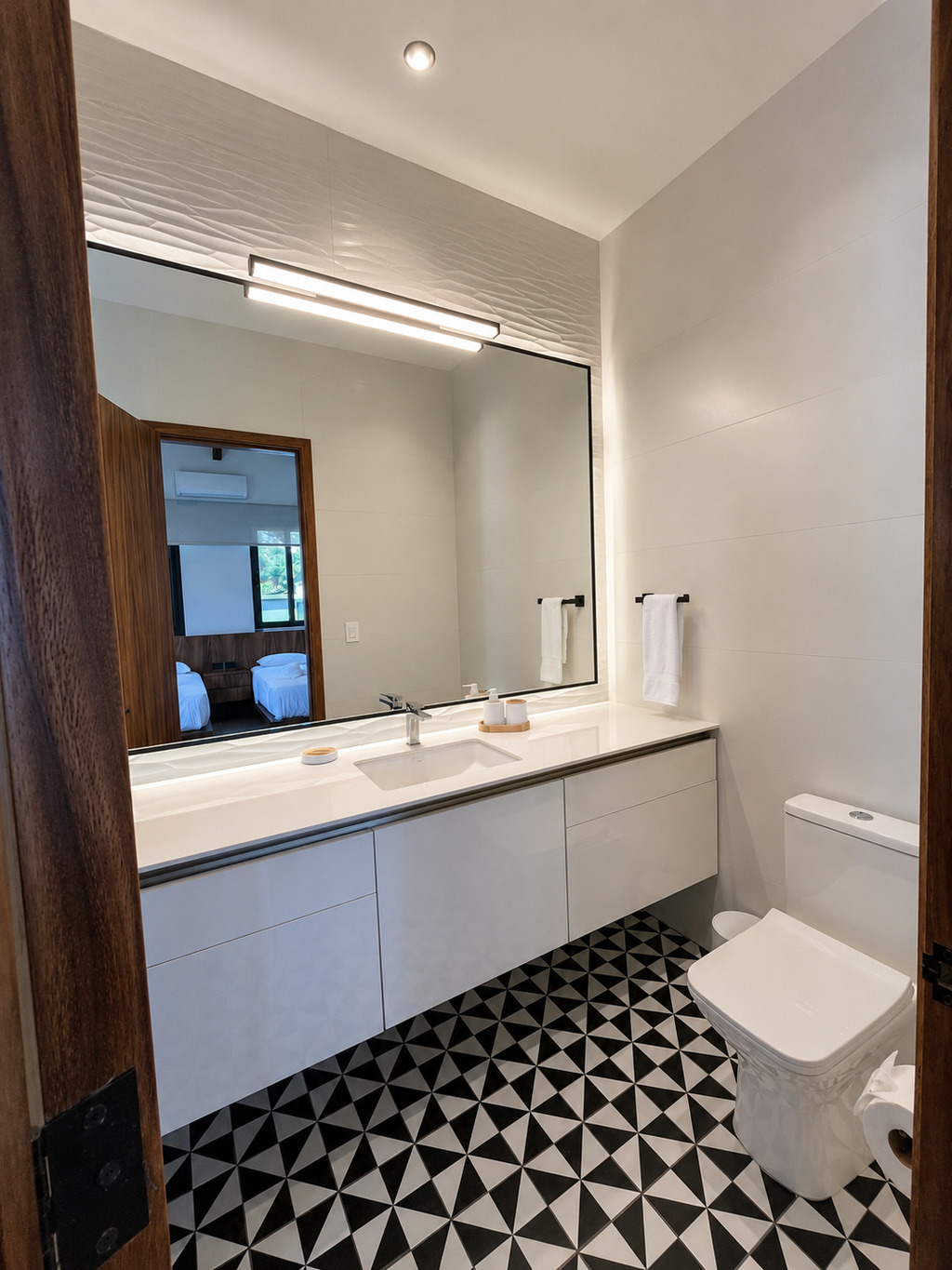 Casa San Pedro El Alto — baño con piso geométrico blanco y negro