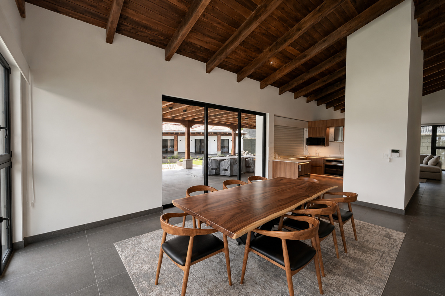 Casa San Pedro El Alto — comedor interior con vigas de madera y vista a terraza