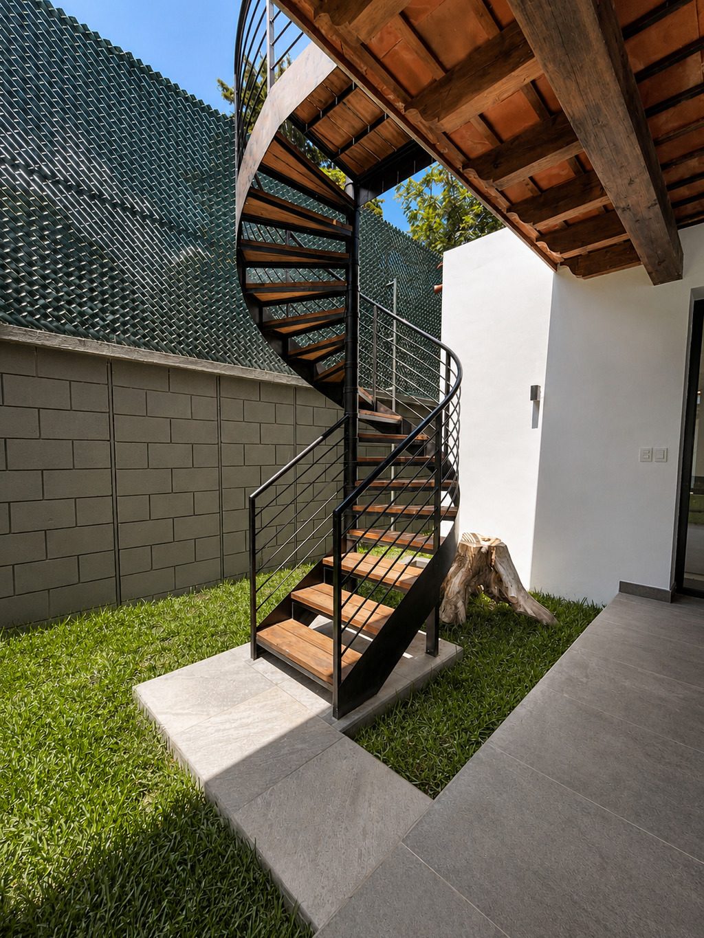Casa San Pedro El Alto — escalera caracol exterior en acero y madera