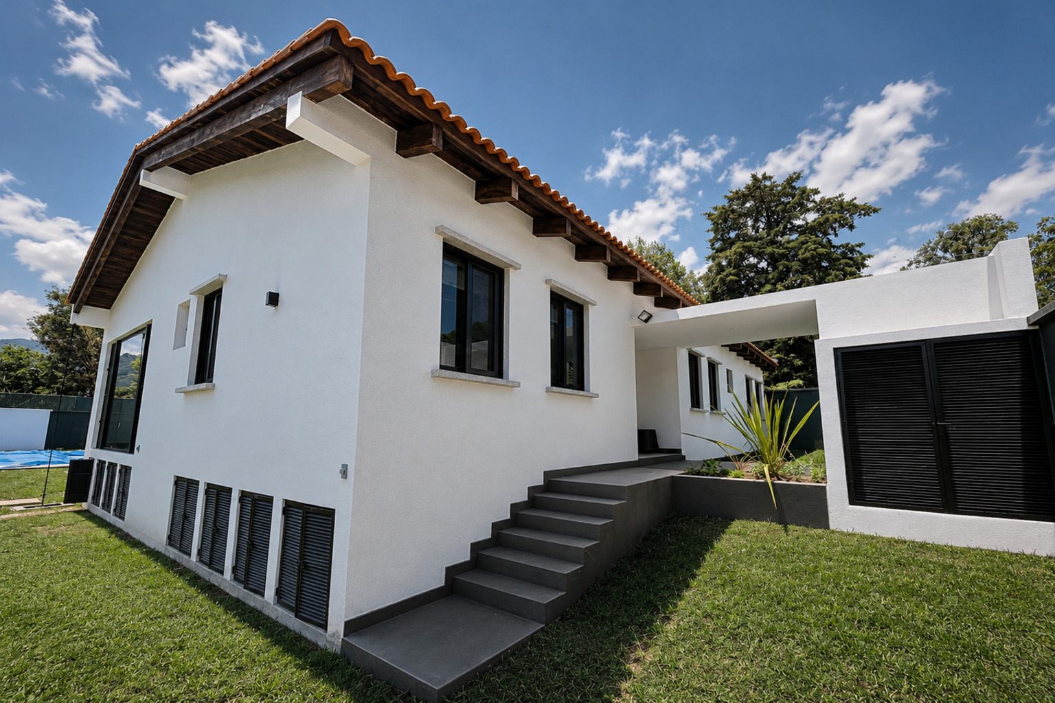 Casa San Pedro El Alto — fachada lateral con cubierta de teja