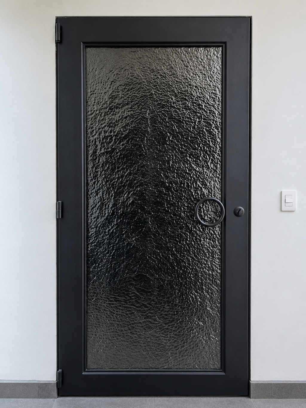Casa San Pedro El Alto — puerta principal negra con vidrio texturizado