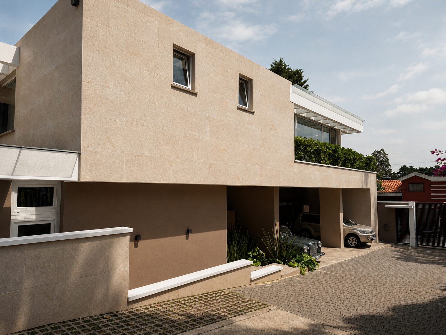 Casa Santa Rosalía — fachada lateral y acceso vehicular