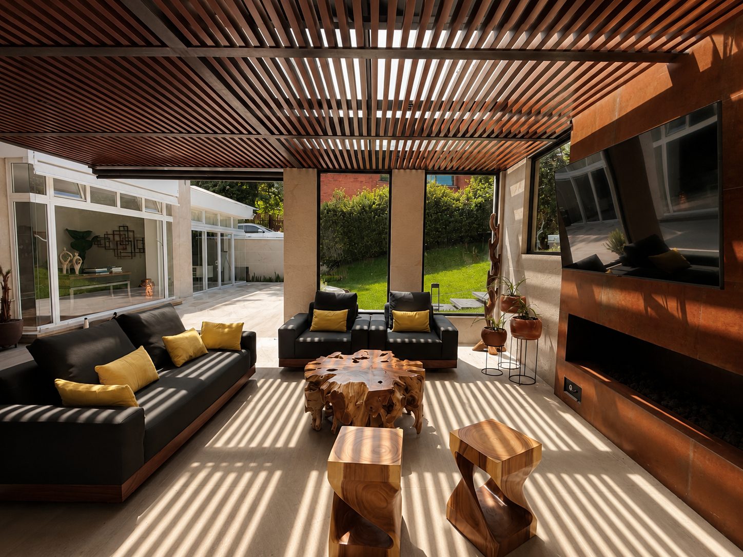 Casa Santa Rosalía — firepit con bancas de concreto en el jardín arbolado