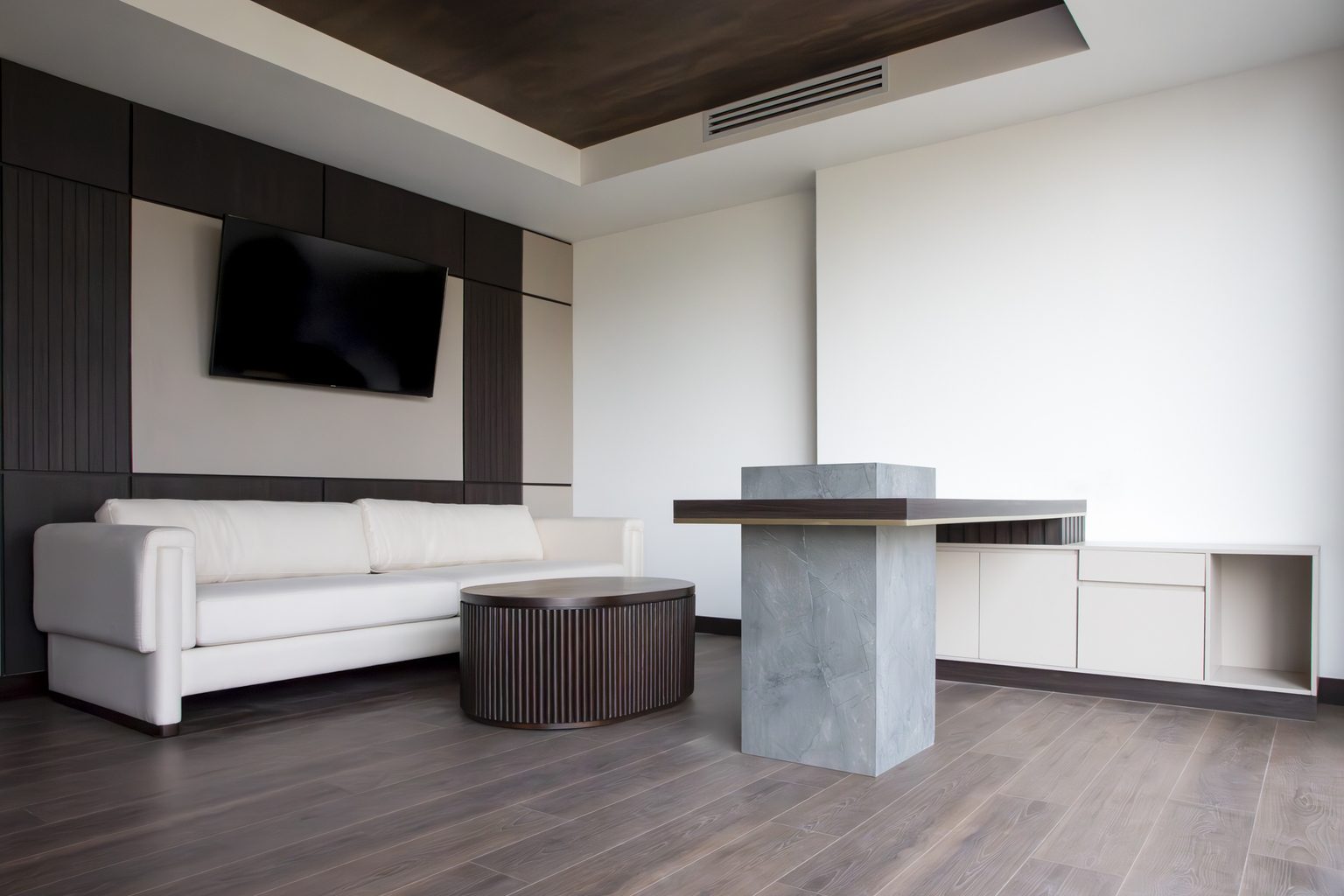 Oficina Avia — sala de espera con sofá blanco