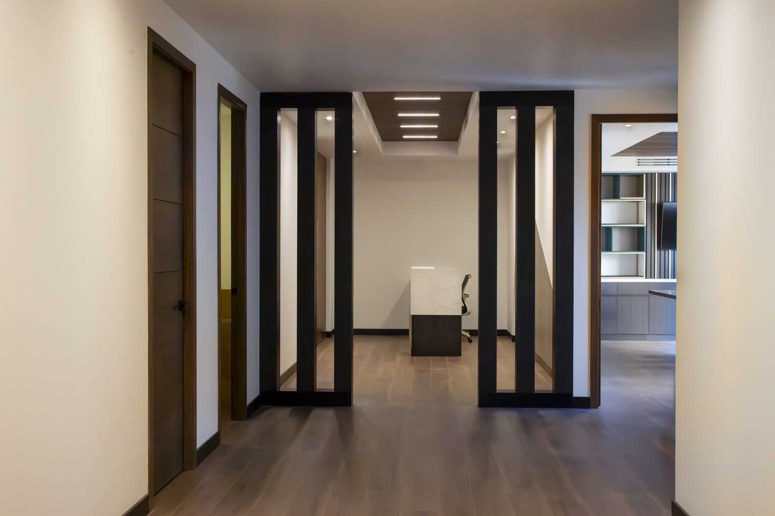 Oficina Avia — corredor con columnas negras