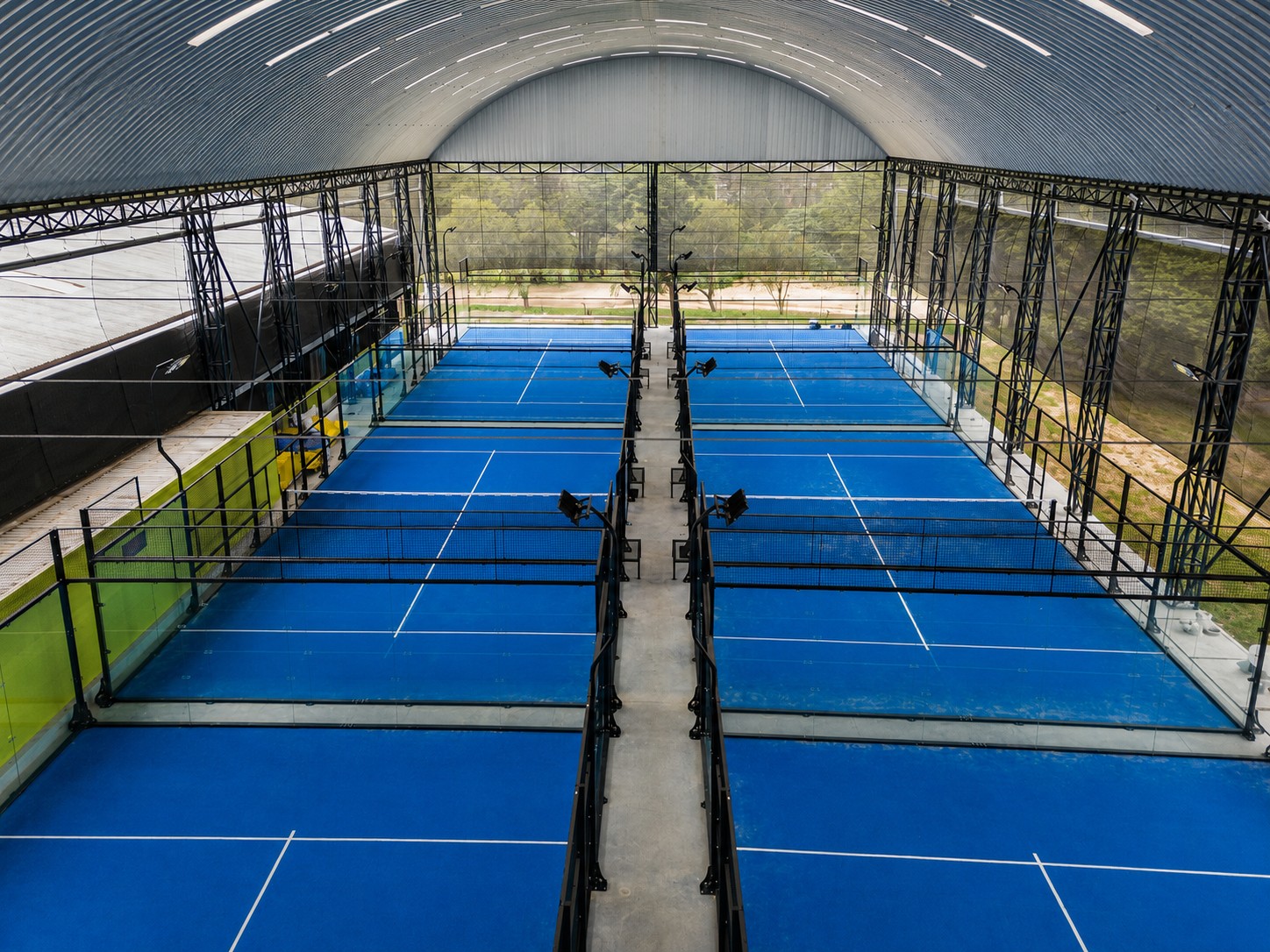 Padel Sport Center — vista aérea de canchas interiores