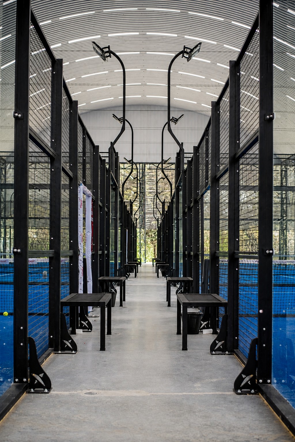 Padel Sport Center — corredor entre canchas con cubierta abovedada