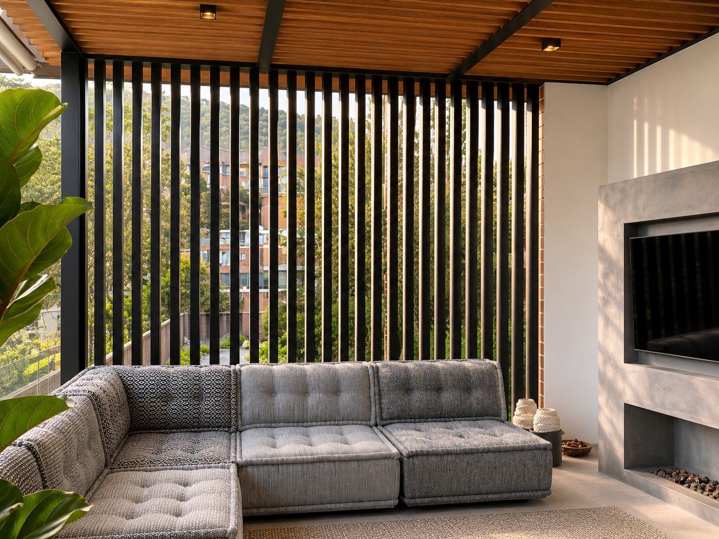 Comedor bajo pérgola con muro verde — Pérgola Antaria