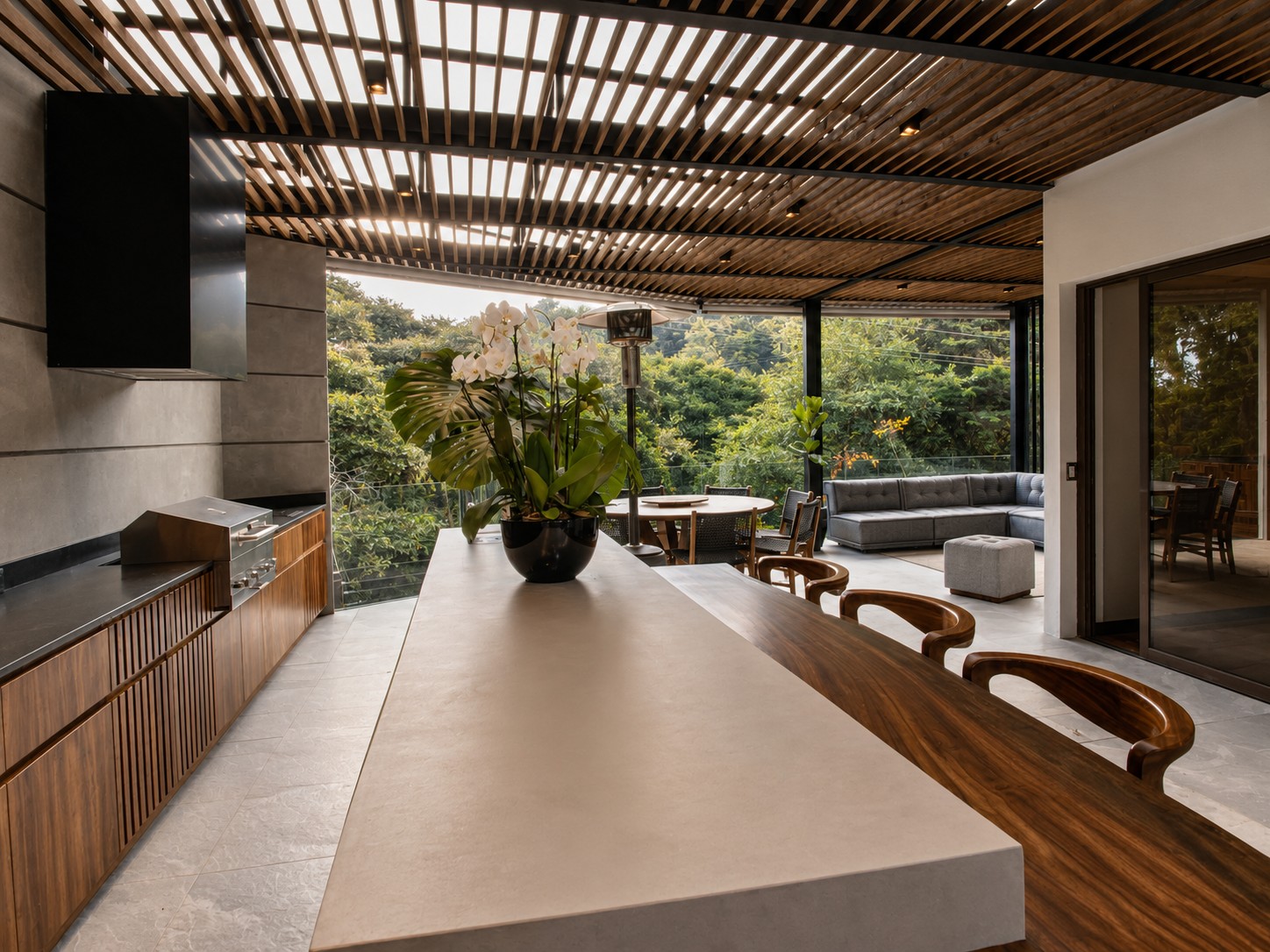Vista completa de la pérgola con iluminación — Pérgola Antaria