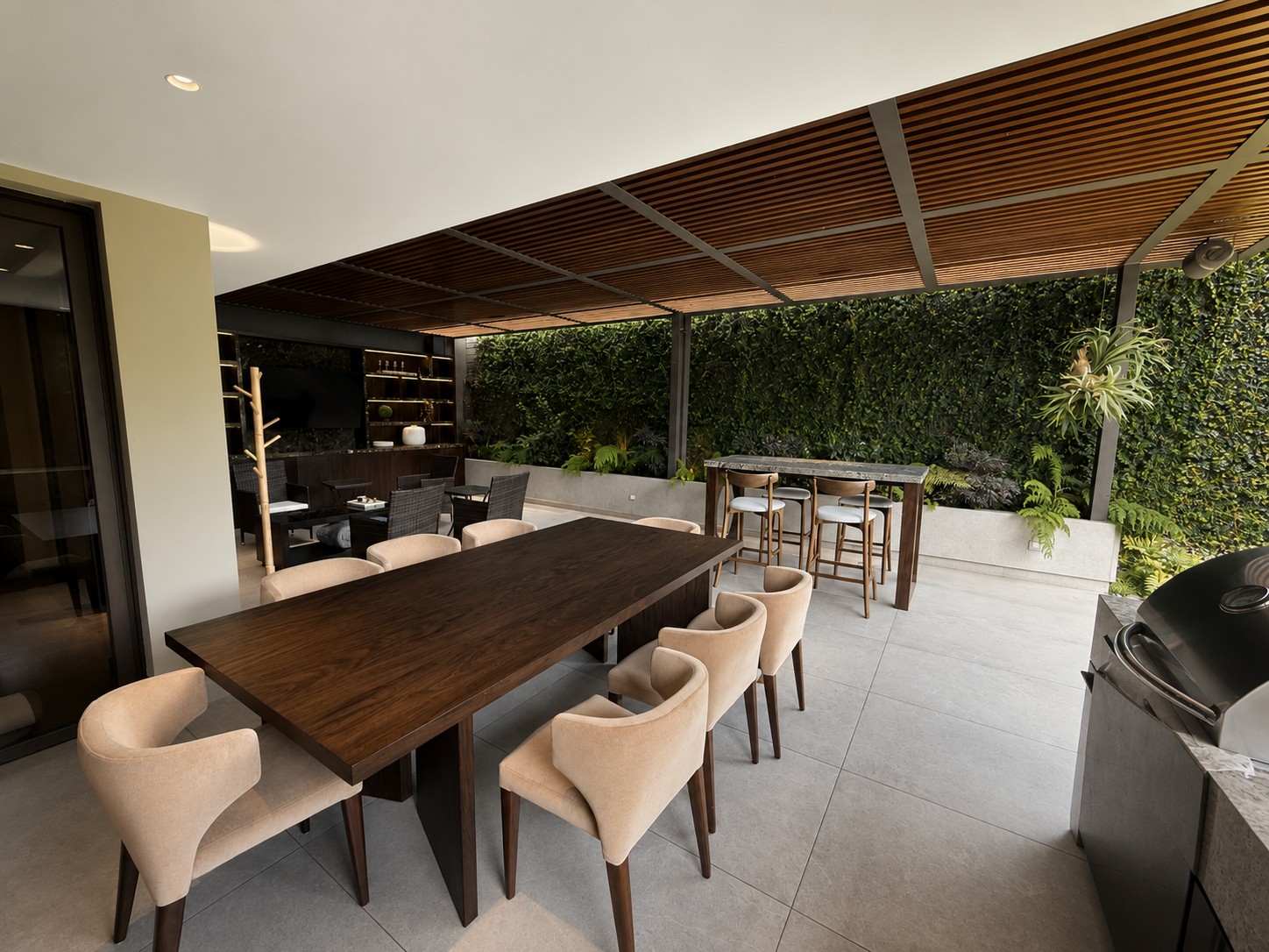 Pérgola Antaria Buena Vista — cocina exterior con jardín