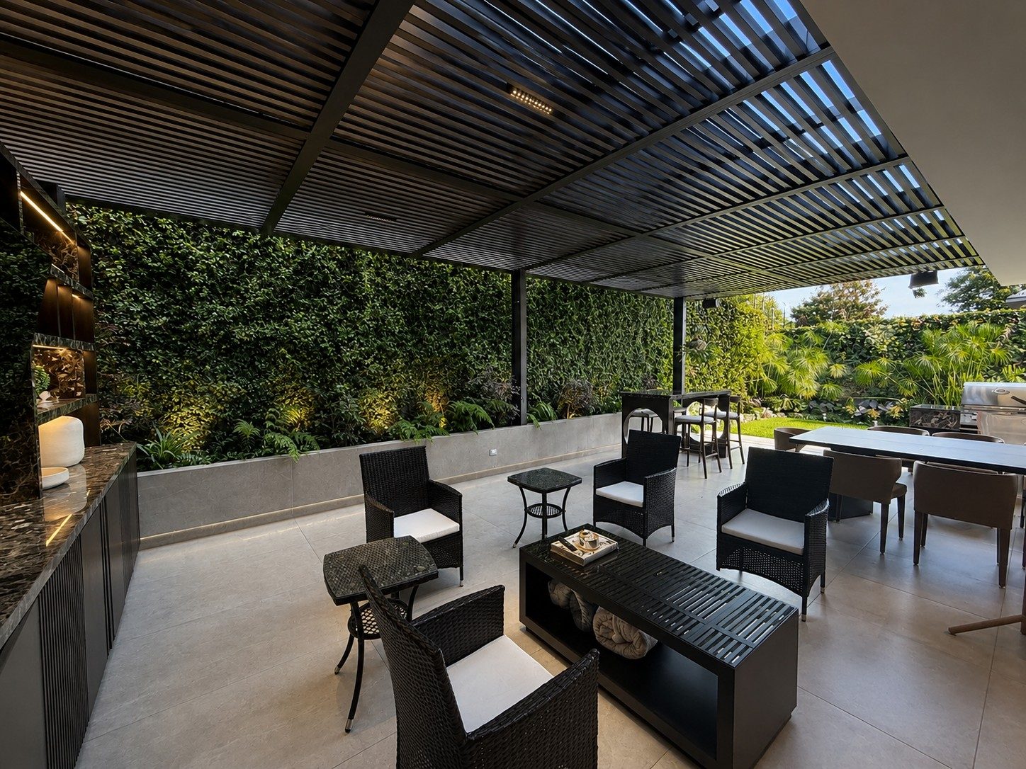 Pérgola Antaria Buena Vista — comedor exterior con granito