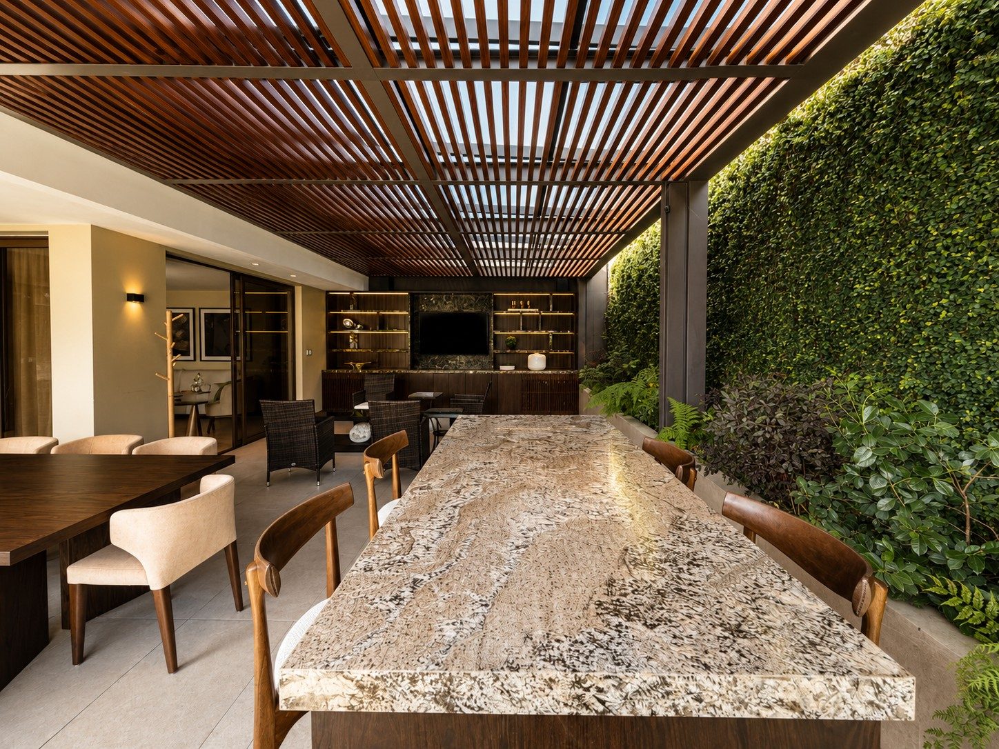 Pérgola Antaria Buena Vista — terraza con muro verde
